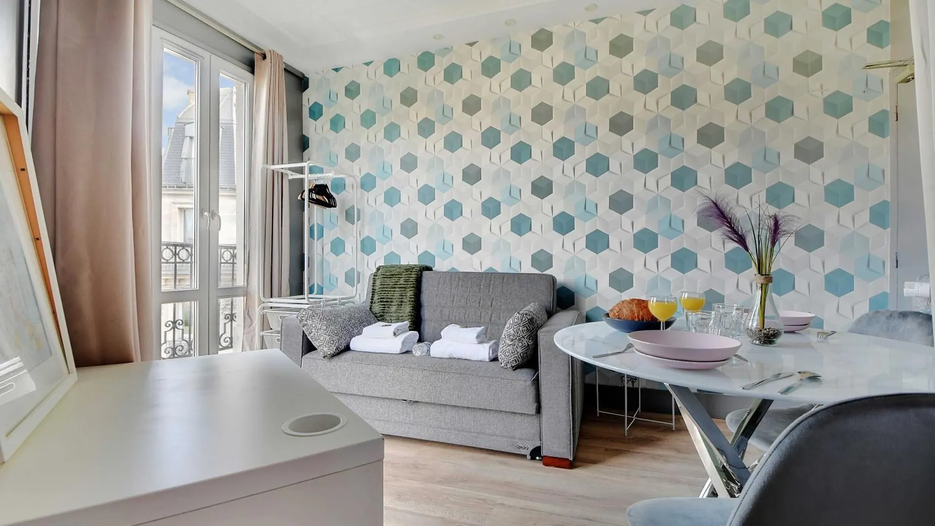 Modern Studio Near Gare De L Est contacts